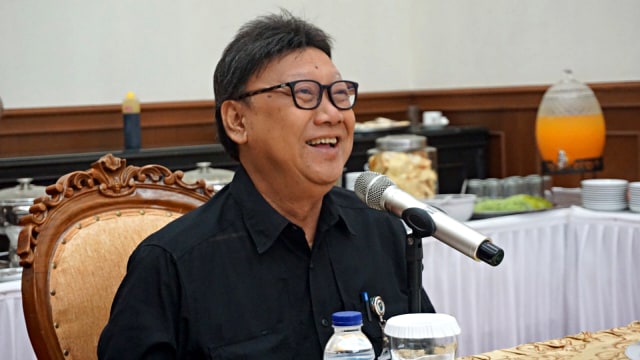 Mendagri, Tjahjo Kumolo di kantor Gubernur Banten, Jumat (28/12). (Foto: Darin Atiandina/kumparan)