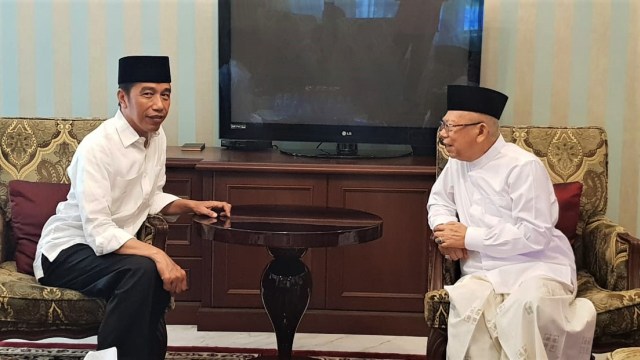 Capres 01, Joko Widodo berbincang dengan Cawapres 01 Ma'ruf Amin. (Foto: Dok. TKN Jokowi-Ma'ruf)