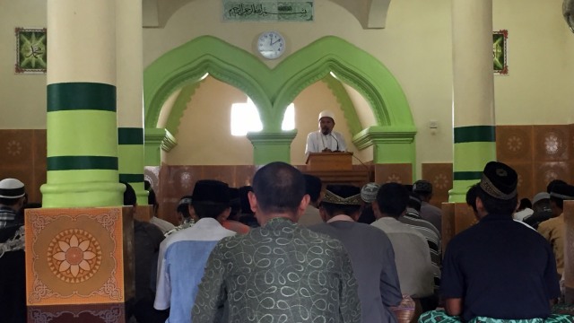 Suasana khotbah jumat di masjid At-Taqwa. (Foto: Fachrul/kumparan)