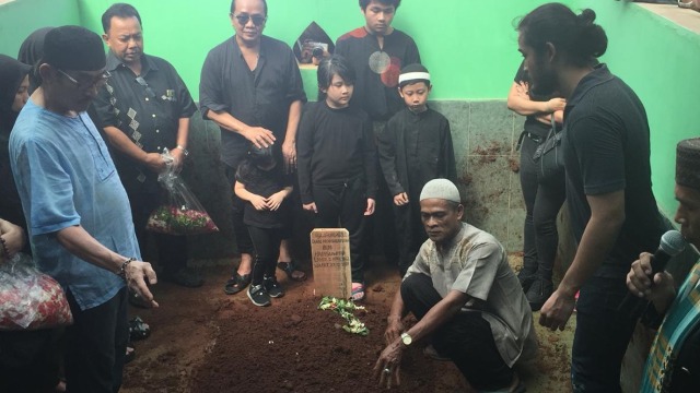 Pemakaman Dian Pramana Poetra di kawasan Ciracas, Jakarta Timur l, Jumat (28/12/2018). (Foto: Giovanni/kumparan)