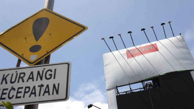 Pemerintah Provinsi DKI Jakarta menertibkan 60 reklame ilegal yang beredar di Jakarta.  (Foto: Helmi Afandi/kumparan)