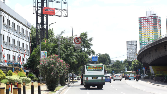 Pemerintah Provinsi DKI Jakarta menertibkan 60 reklame ilegal yang beredar di Jakarta.  (Foto: Helmi Afandi/kumparan)