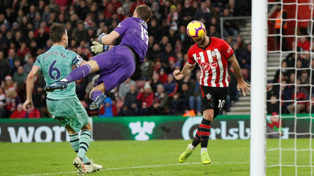 Charlie Austin mencetak gol kemenangan Southampton ke gawang Arsenal. (Foto: Reuters/Hannah McKay)