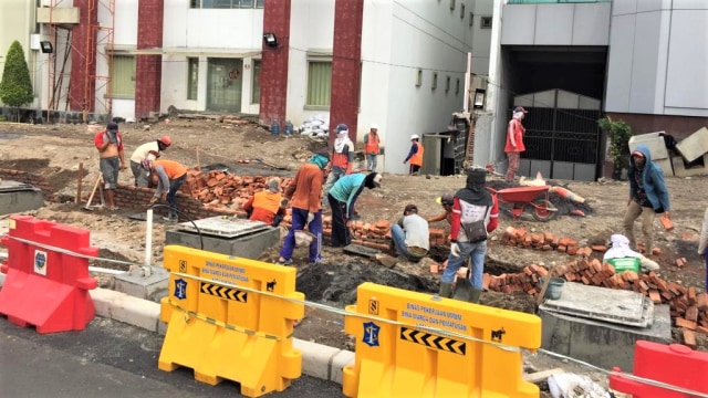 Sejumlah pekerja masih terlihat di jalan Gubeng. (Foto: Nuryatin Phaksy Sukowati/kumparan)
