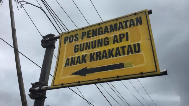 Papan penunjuk jalan ke Pos Pengamatan Gunung Anak Krakatau di Desa Pasauran, Serang, Banten (Foto: Sayid Mulki/kumparan)