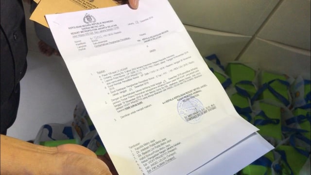 Angel Lelga Tunjukkan SP3 Kasusnya dari Polres Metro Jaksel (Foto: Aria Pradana/kumparan)