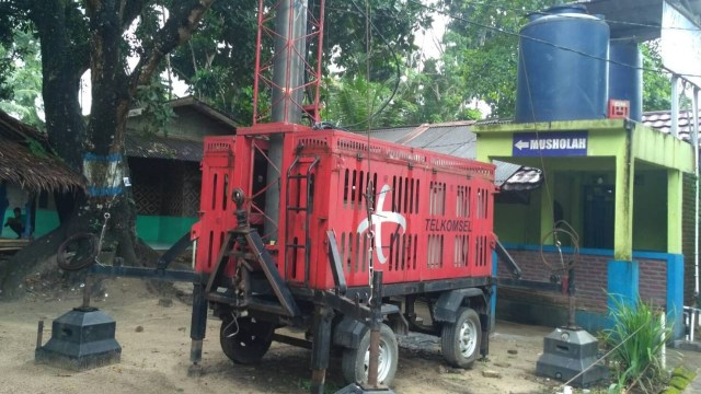 Mobile BTS milik Telkomsel di sekitar Pantai Carita, Banten. (Foto: Telkomsel)