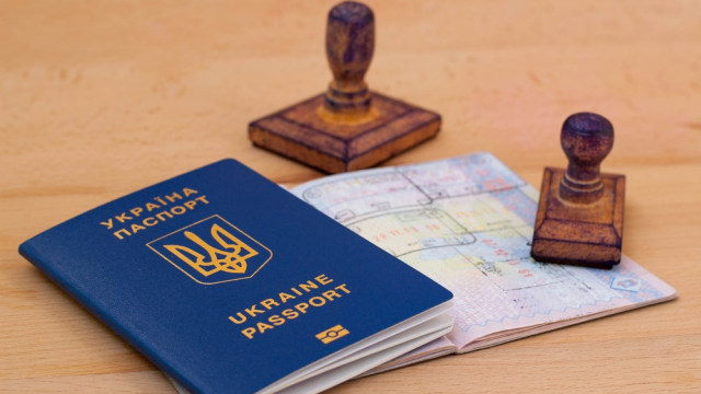Ilustrasi paspor Ukraina (Foto: Shutter Stock)