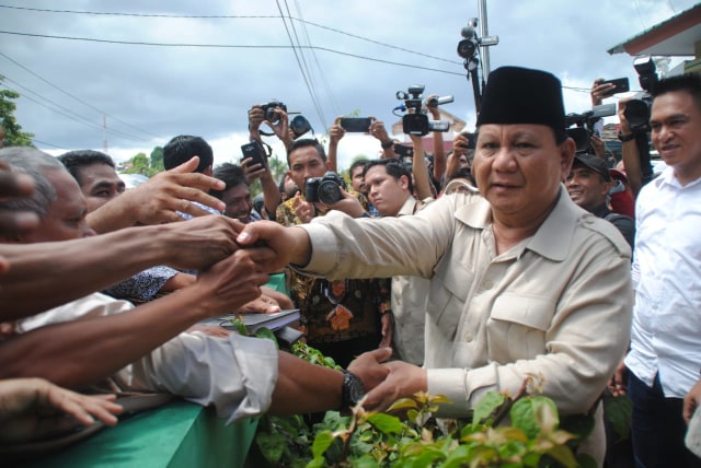 Shalat Jumat di Ambon, Ribuan Orang Banjiri Masjid Alfatah untuk Bertemu Prabowo
