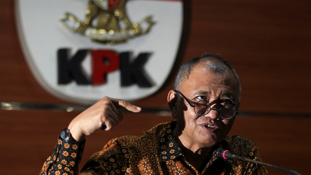 Ketua KPK Agus Rahardjo menyampaikan keterangan pers terkait hasil pengembangan kasus dugaan suap terhadap sejumlah anggota DPRD Provinsi Jambi di gedung KPK, Jakarta, Jumat (28/12/2018). (Foto: ANTARA FOTO/Dhemas Reviyanto)