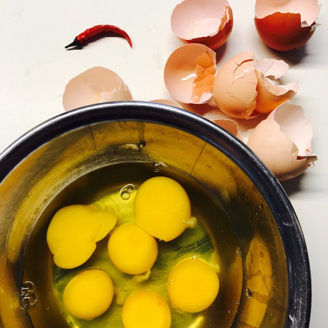 Ilustrasi telur mentah (Foto: Unsplash)