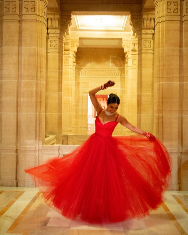 Priyanka Chopra Tampil Menawan dalam Balutan Gaun Merah dari Dior. (Foto: @mimi/ Instagram)