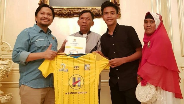 David Maulana melakukan penandatanganan kontrak bersama Barito Putera. (Foto: Instagram/@psbaritoputeraofficial)