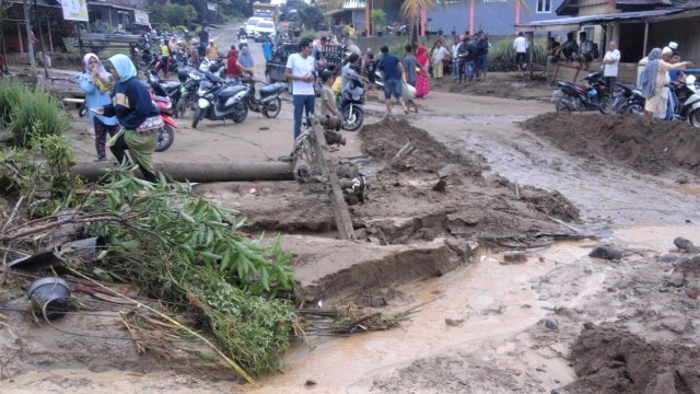 Banjir bandang yang menerjang Desa Natam Lama, Kecamatan Bandar, Aceh Tenggara. (Foto: Dok. BPBA)