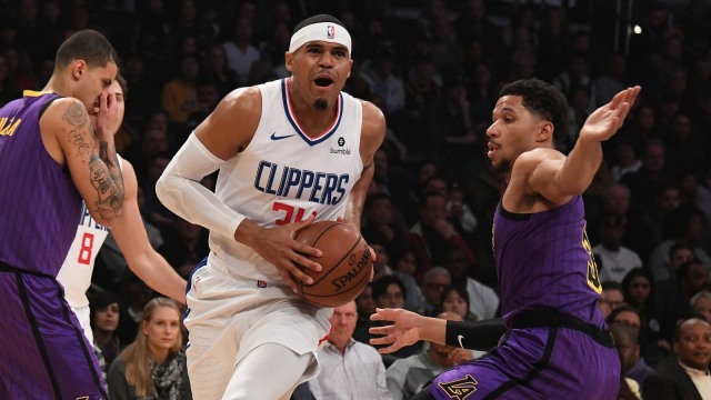 Pemain Clippers, Tobias Harris, melewati beberapa pemain Lakers. (Foto: USA Today/Reuters/Richard Mackson)