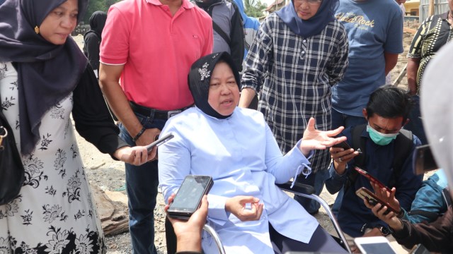 Walikota Surabaya, Tri Rismaharini beserta jajaran saat inspeksi proyek pembuatan Rumah Pompa Pethekan di Jalan Kalimas Surabaya. (Foto: Phaksy Sukowati/kumparan)