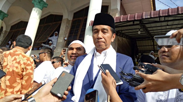 Presiden Jokowi usai berkunjung ke pondok pesantren Tuan Guru Babussalam di Kabupaten Langkat, Sumatera Utara. (Foto: Jihad Akbar/kumparan)