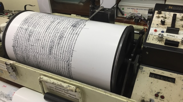 Seismograf di Pos Pemantauan Gunung Anak Krakatau. (Foto: Sayid Mulki/kumparan)