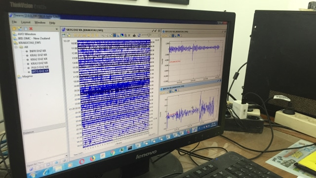Seismograf digital di Pos Pemantauan Gunung Anak Krakatau. (Foto: Sayid Mulki/kumparan)