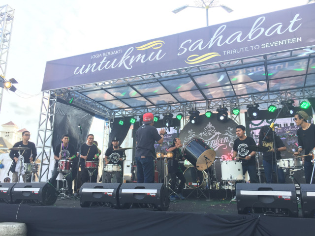 Seniman Yogyakarta menggelar konser Tribute to Seventeen (Foto: Arfiansyah Panji Purnandaru)