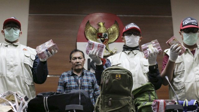 Petugas memperlihatkan barang bukti terkait operasi tangkap tangan (OTT) KPK terhadap pejabat Kementrian PUPR di Gedung KPK, Jakarta, Minggu (31/12). (Foto: Helmi Afandi Abdullah/kumparan)