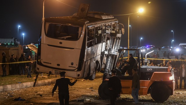 Teroris serang turis di dalam bus di provinsi Giza di selatan ibukota Mesir, Kairo, Jumat (28/12). (Foto: AFP/Mohamed El-Shahed)