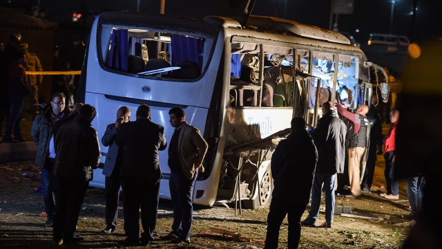 Teroris serang turis di dalam bus di provinsi Giza di selatan ibukota Mesir, Kairo, Jumat (28/12). (Foto: AFP/Mohamed El-Shahed)