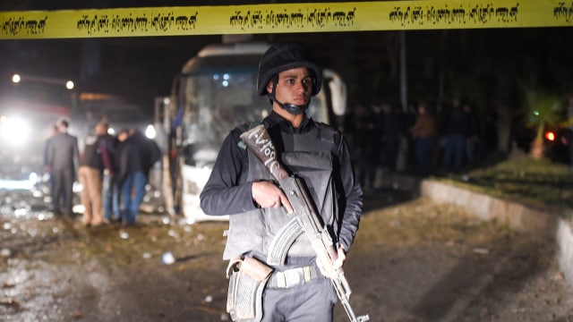 Teroris serang turis di dalam bus di provinsi Giza di selatan ibukota Mesir, Kairo, Jumat (28/12). (Foto: AFP/Mohamed El-Shahed)