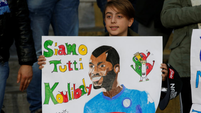 Dukungan suporter Napoli kepada Koulibaly. (Foto: REUTERS/Ciro De Luca)