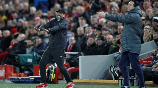 Juergen Klopp dan Unai Emery memberikan instruksi untuk masing-masing tim di laga Liverpool vs Arsenal. (Foto: Reuters/Carl Recine )