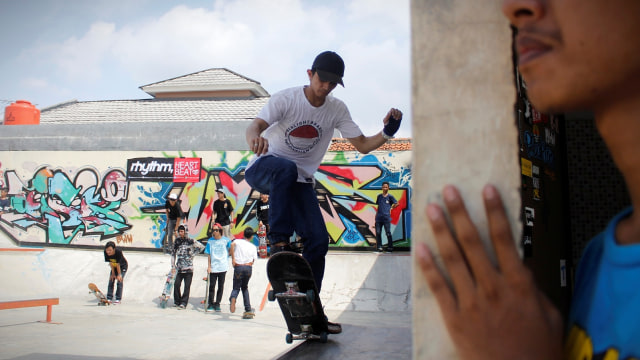 Sejumlah orang bermain skateboard di Tugu Skate Park Pekayon, Bekasi. (Foto: Iqbal Firdaus/kumparan)