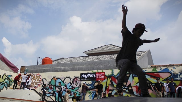 Sejumlah orang bermain skateboard di Tugu Skate Park Pekayon, Bekasi. (Foto: Iqbal Firdaus/kumparan)