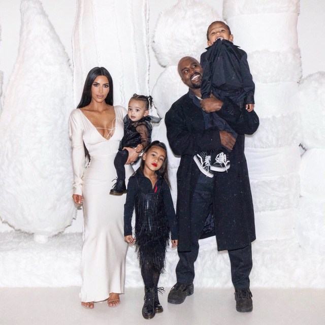 Keluarga Kim Kardashian saat merayakan Natal. (Foto: Twitter/@KimKardashian)