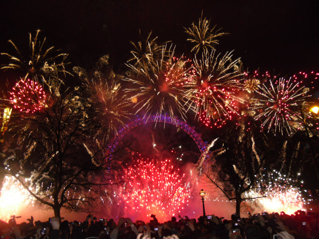 Pertunjukan kembang api di London Eye, Inggris (Foto: Flickr/.Martin.)