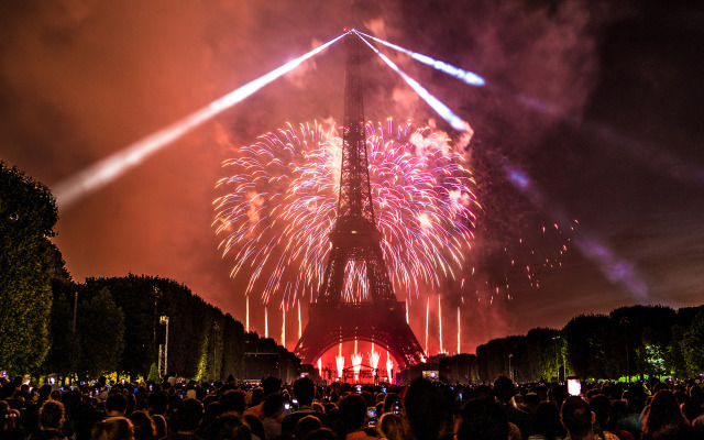 Pertunjukan kembang api di Menara Eiffel, Paris (Foto: Flickr/Yann Caradec)