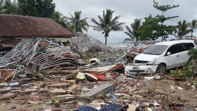 Jalan Raya Carita, Pandeglang, Banten, usai dihantai tsunami. (Foto: Helmi Afandi Abdullah/kumparan)
