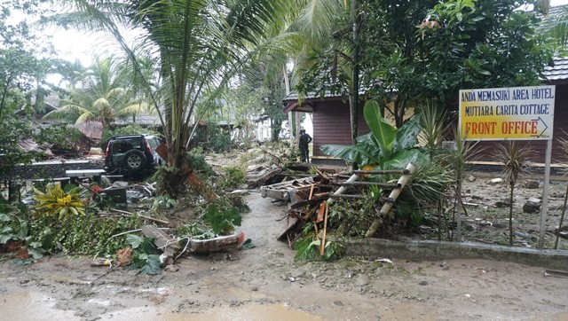 Kondisi Hotel Mutiara Carita usai diterjang tsunami di Selat Sunda, 22 Desember 2018. Foto: Helmi Afandi Abdullah/kumparan