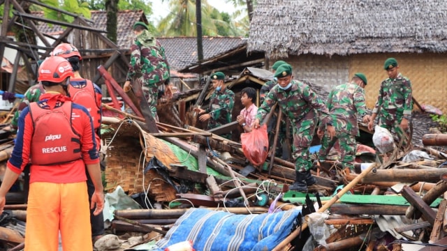 Kostrad evakuasi korban tsunami di kawasan Sumur, Pamdeglang, Banten. (Foto: Dok. Kostrad)
