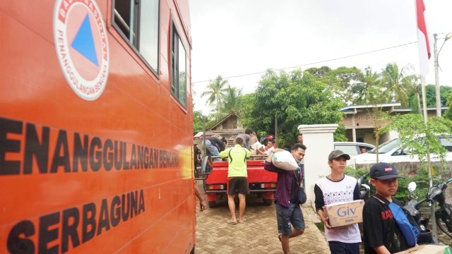 Suasana di posko pengungsian korban tsunami di Desa Totoharjo, Bakauheni, Lampung Selatan. (Foto: Nugroho Sejati/kumparan)