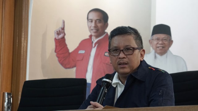 Sekjen PDIP Hasto Kristiyanto di Posko Cemara, Menteng, Jakarta Pusat (30/12). (Foto: Iqbal Firdaus/kumparan)