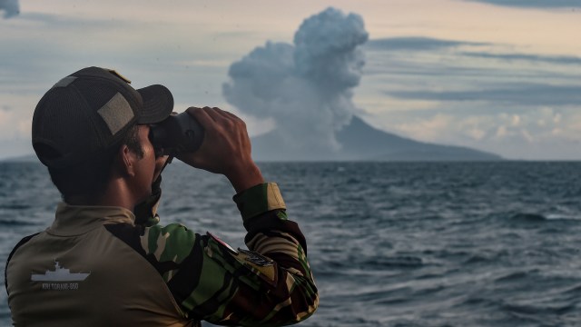 Erupsi Gunung Anak Krakatau di Selat Sunda, Desember 2018. (Foto: ANTARA/Muhammad Adimaja)