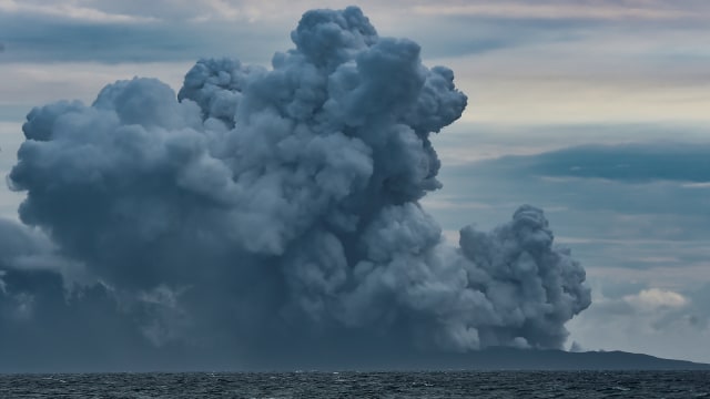 Aktivitas Gunung Anak Krakatau saat erupsi terlihat dari KRI Torani 860 di Perairan Selat Sunda, Jumat (28/12/2018). Foto: ANTARA FOTO/Muhammad Adimaja