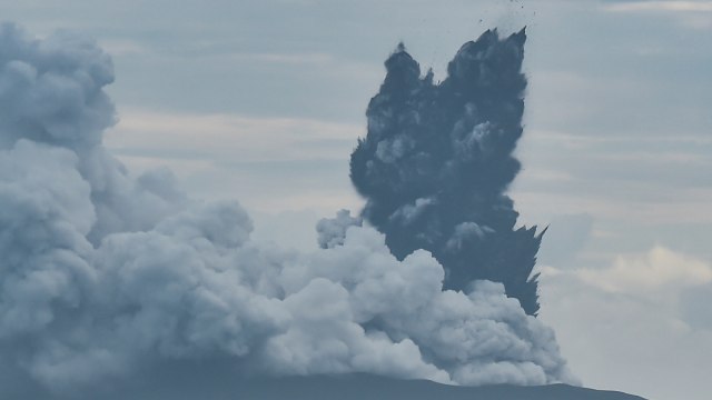 Erupsi Gunung Anak Krakatau di Selat Sunda, 28 Desember 2018. (Foto: ANTARA/Muhammad Adimaja)