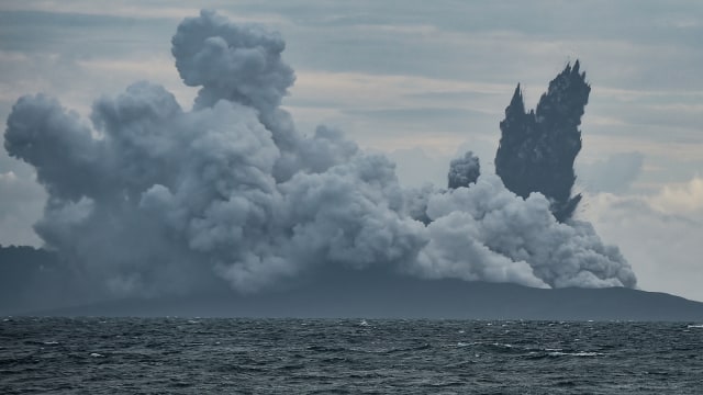 Letusan Gunung Anak Krakatau, 28 Desember 2018. (Foto: ANTARA/Muhammad Adimaja)