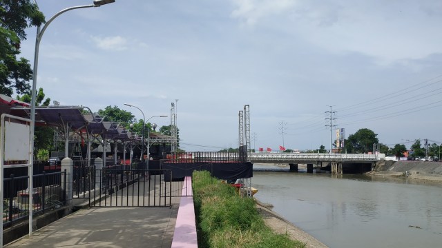 Persiapan panggung utama di jalan Bojongsalaman, Semarang, berlatar belakang Jembatan Banjir Kanal Barat. (Foto: Afiati Tsalitsati/kumparan)