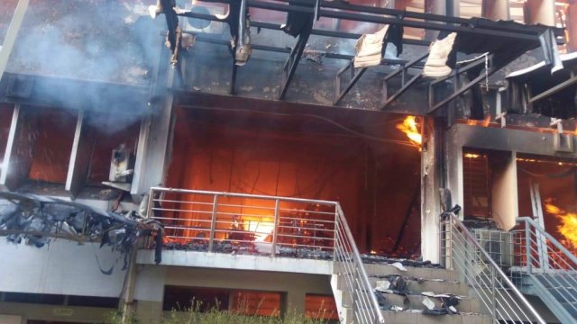 Kebakaran di Gedung Studi Pembangunan Pascasarjana ITB, Minggu (30/12). (Foto: Iqbal Tawakal/kumparan)
