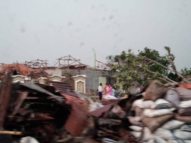 Ratusan Rumah Rusak dan Satu Orang Meninggal Akibat Puting Beliung di  Cirebon