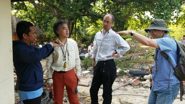 Ahli tsunami KKP Abdul Muhari bersama dua koleganya dari Jepang, Fumihiko Imamura dan Taro Arikawa, meneliti pesisir barat Banten pasca-tsunami. (Foto: Virginia Gunawan/kumparan)