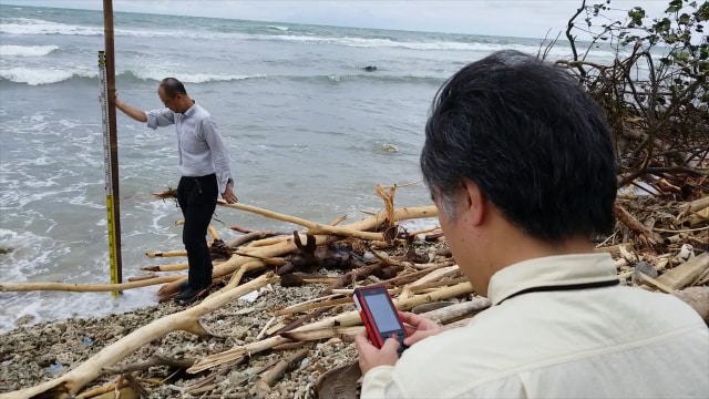 Para peneliti Jepang di Tanjung Lesung. Mereka bekerja sama dengan KKP mencari penyebab Tsunami Selat Sunda. (Foto: Virginia Gunawan/kumparan)
