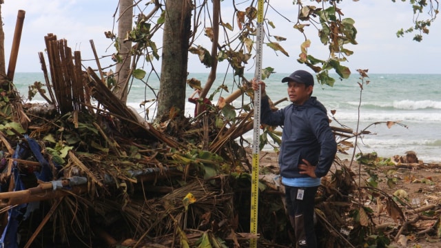 Ahli tsunamu KKP Abdul Muhari meneliti pesisir barat Banten. (Foto: Ulfa Rahayu/kumparan)